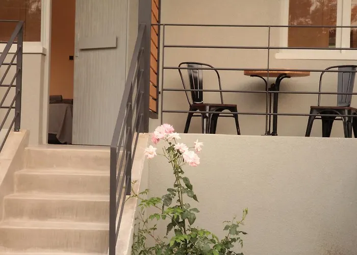 Eva 's Paradise Pefkari